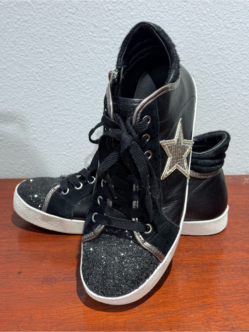Steve Madden Savior Black Star Sneakers 8.5 some delamination inside